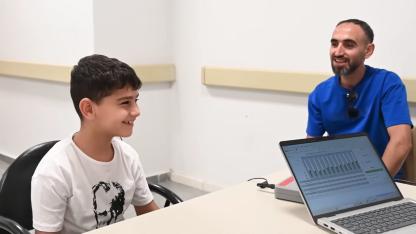 Biyonik kulak ameliyatıyla ilk ses heyecanı duygulandırdı!