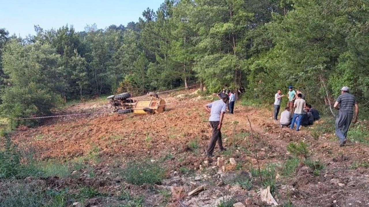 Devrilen traktörün altında hayatını kaybetti