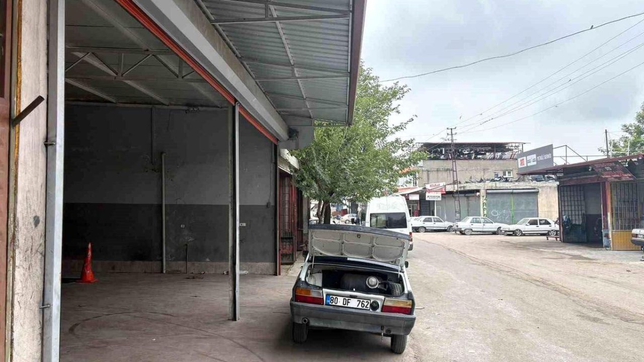 El freni çekilmeyen traktör metrelerce ilerledi, yoldan geçen sürücü durdurdu