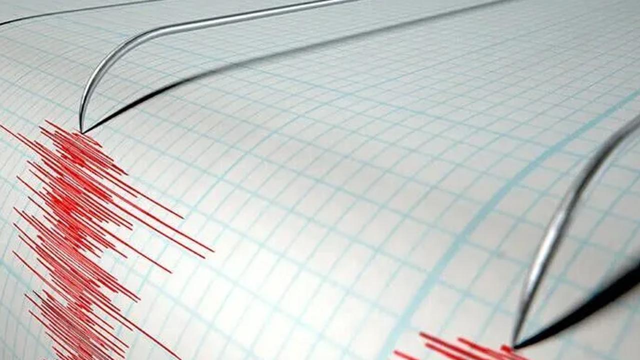 Endonezya'da 6,2 büyüklüğünde deprem