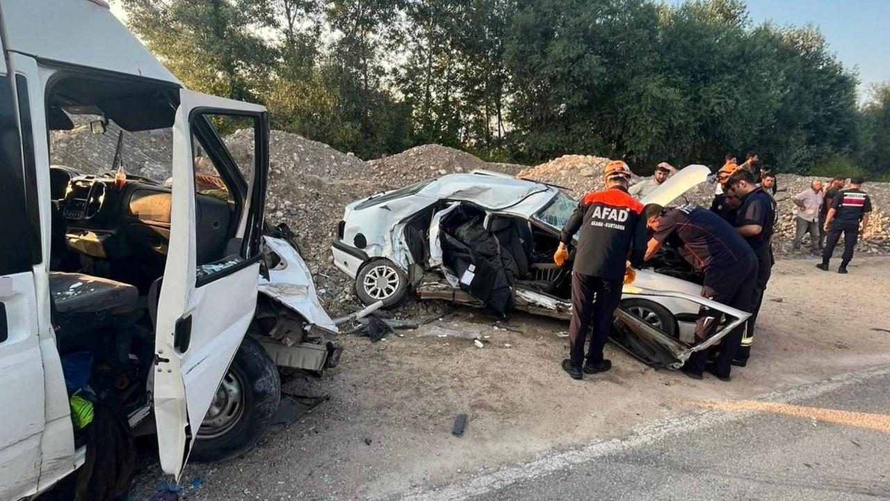 Feci kaza! Otomobil ile minibüs çarpıştı! 1 ölü, 3 yaralı