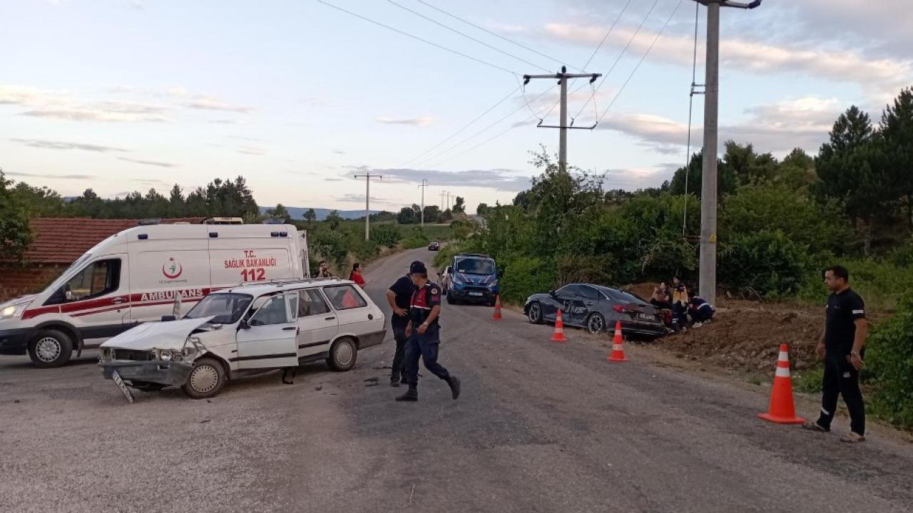 Feci kaza! Otomobiller çarpıştı: 10 yaralı
