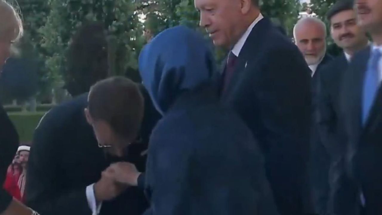 Fransa Cumhurbaşkanı Macron, Emine Erdoğan’ın elini öpmeye çalıştı