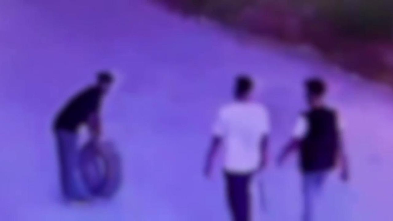 Gece yarısı aracın lastiği patlayınca başka aracın yedek lastiğini çaldılar