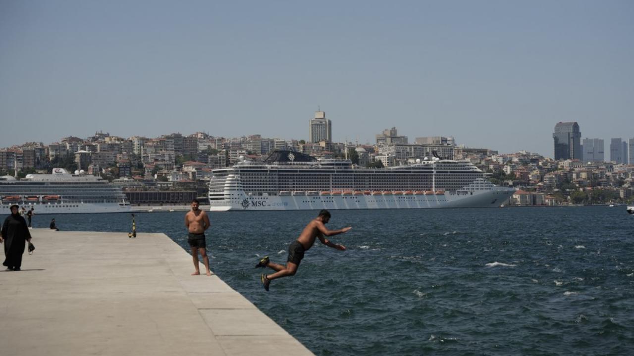 İstanbul'da sıcak hava bunalan vatandaşlar denize koştu