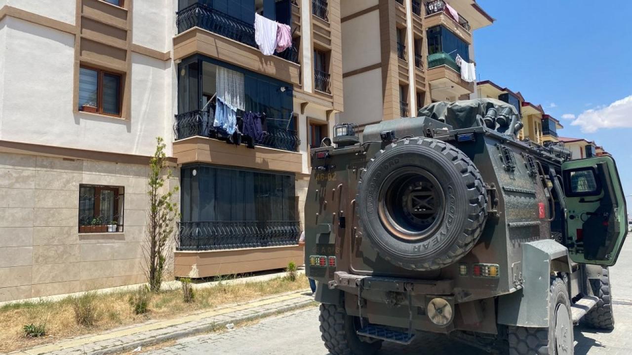 Kahramanmaraş'ta bir genç anne ve babasını rehin aldı