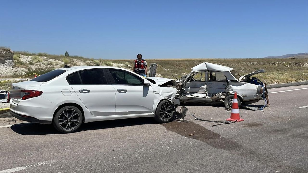 Kayseri'de iki otomobilin çarpıştığı kazada 1 kişi can verdi