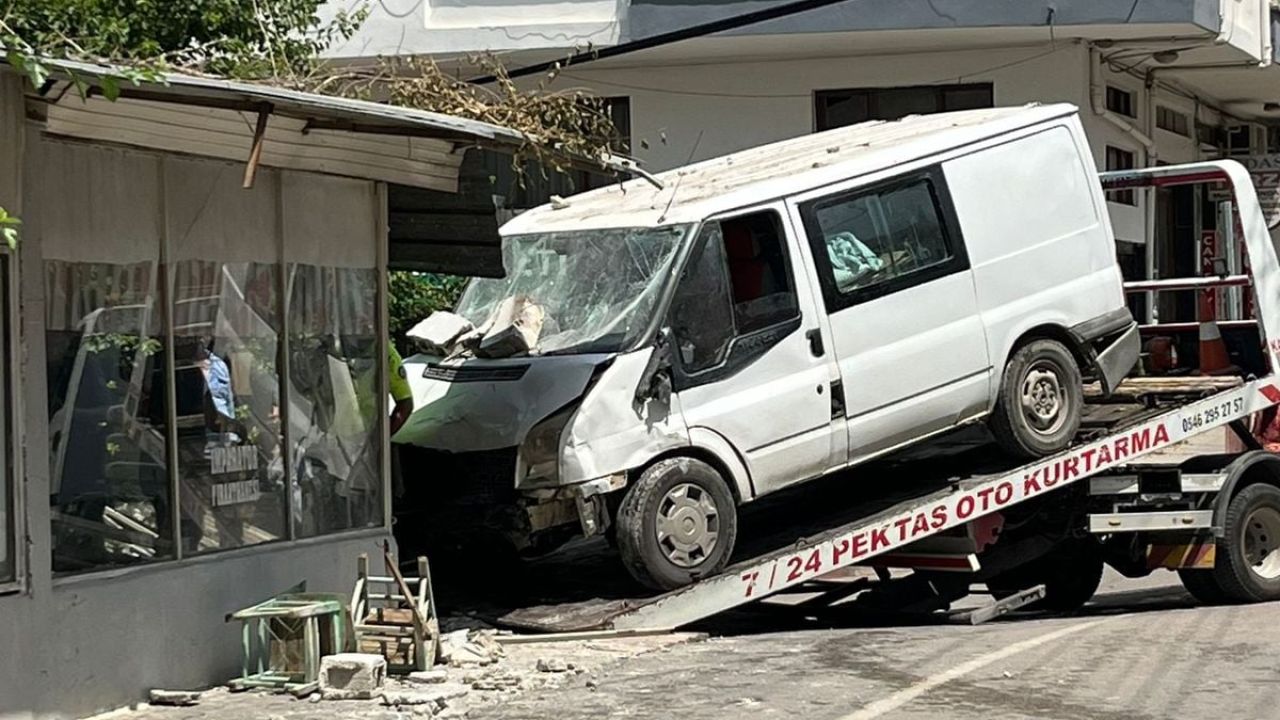 Minibüs kıraathaneye daldı: 1 ölü, 3 yaralı