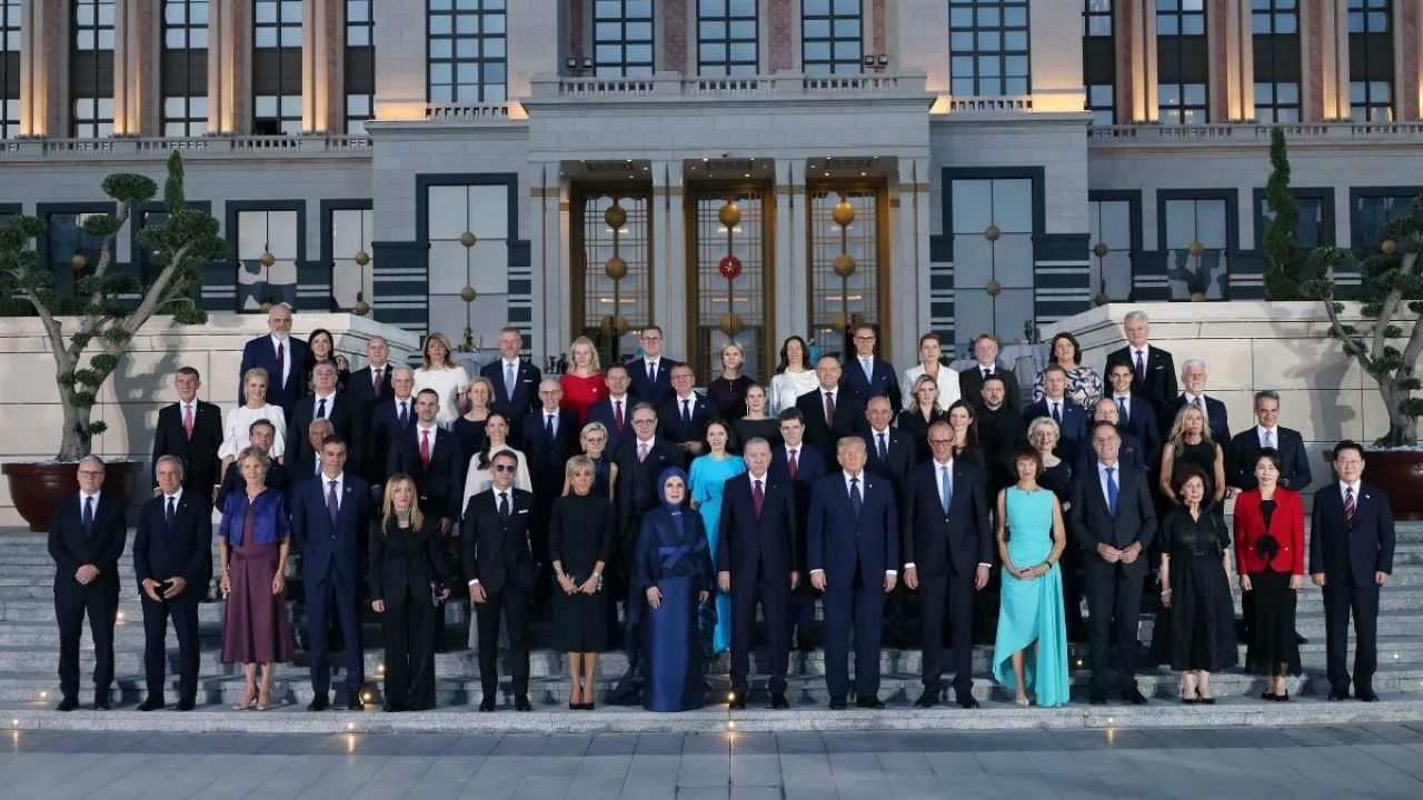 NATO aile fotoğrafındaki detay dünyada gündem oldu! Bir ülke iki lider