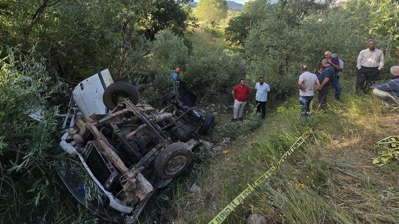 Pikap uçuruma yuvarlandı! 3 ölü, 2 yaralı