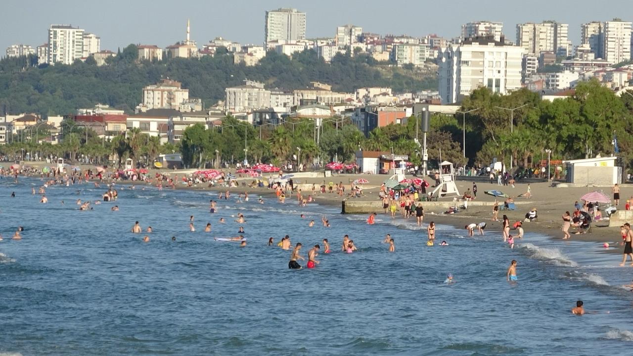 Samsun’da sıcak hava etkisini gösterdi! Vatandaşlar Atakum sahiline akın etti!
