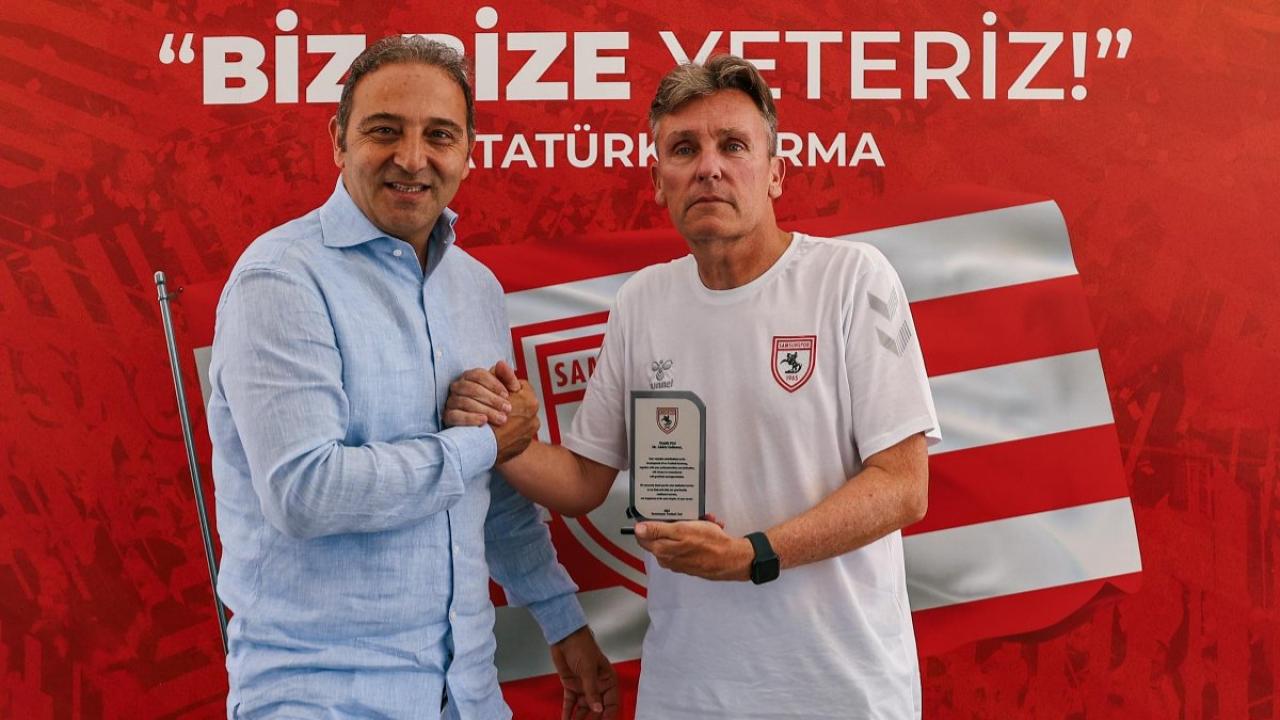 Samsunspor'da akademi koordinatörü Cedric Cattenoy'a plaketli veda