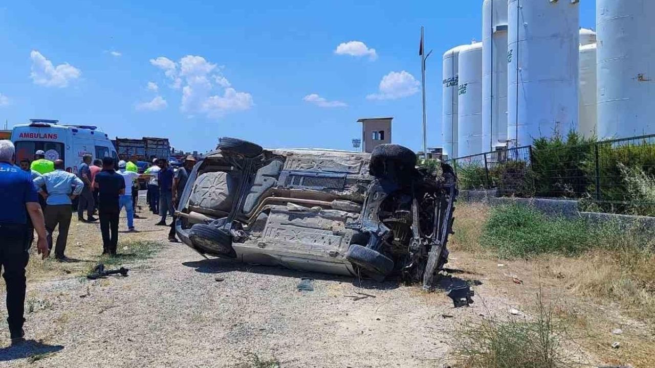 Takla atan otomobildeki 7 yaşındaki çocuk can verdi
