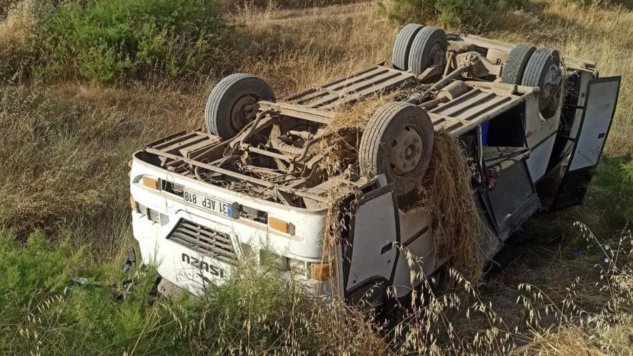 Tarım işçilerini taşıyan midibüs devrildi! Çok sayıda yaralı var