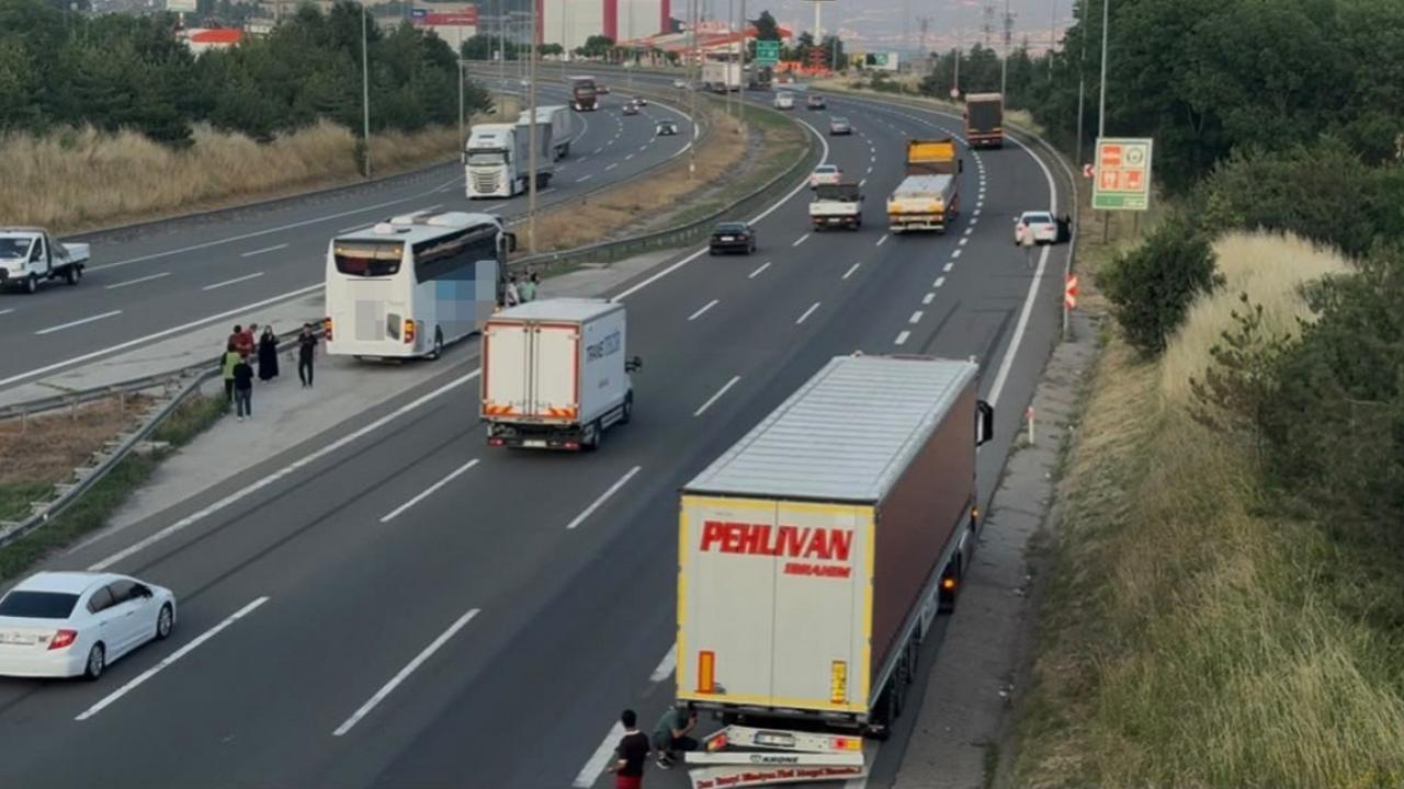 TEM Otoyolu'nda zincirleme kaza! Tır, otomobil ve otobüs birbirine girdi