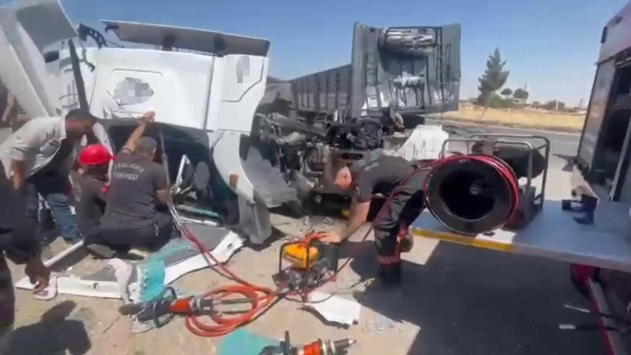 Tır ile kamyon çarpıştı! 1 ölü, 1 yaralı