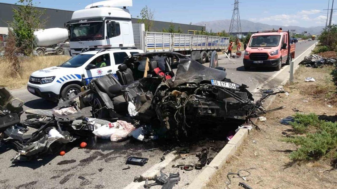 Tıra arkadan çarpan otomobil hurdaya döndü