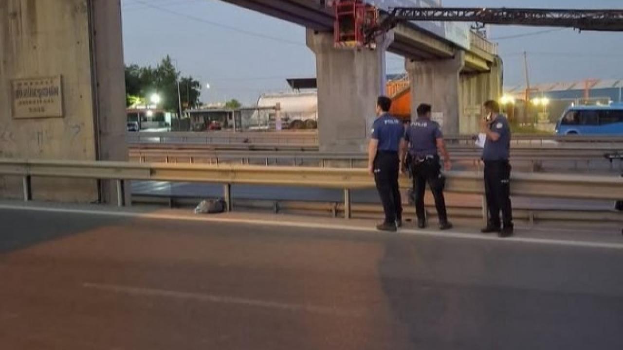 Yarı çıplak adam üst geçitte asılı olarak ölü bulundu