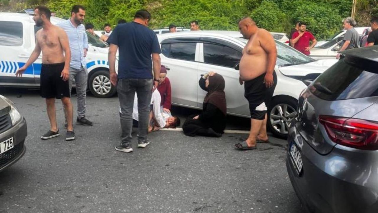 Yolun karşısına geçerken otomobilin çarptığı baba ve oğlu ağır yaralandı