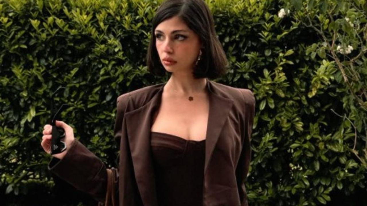 Zeynep Atılgan süper mini elbisesiyle gündemde! Bakan bir daha baktı!