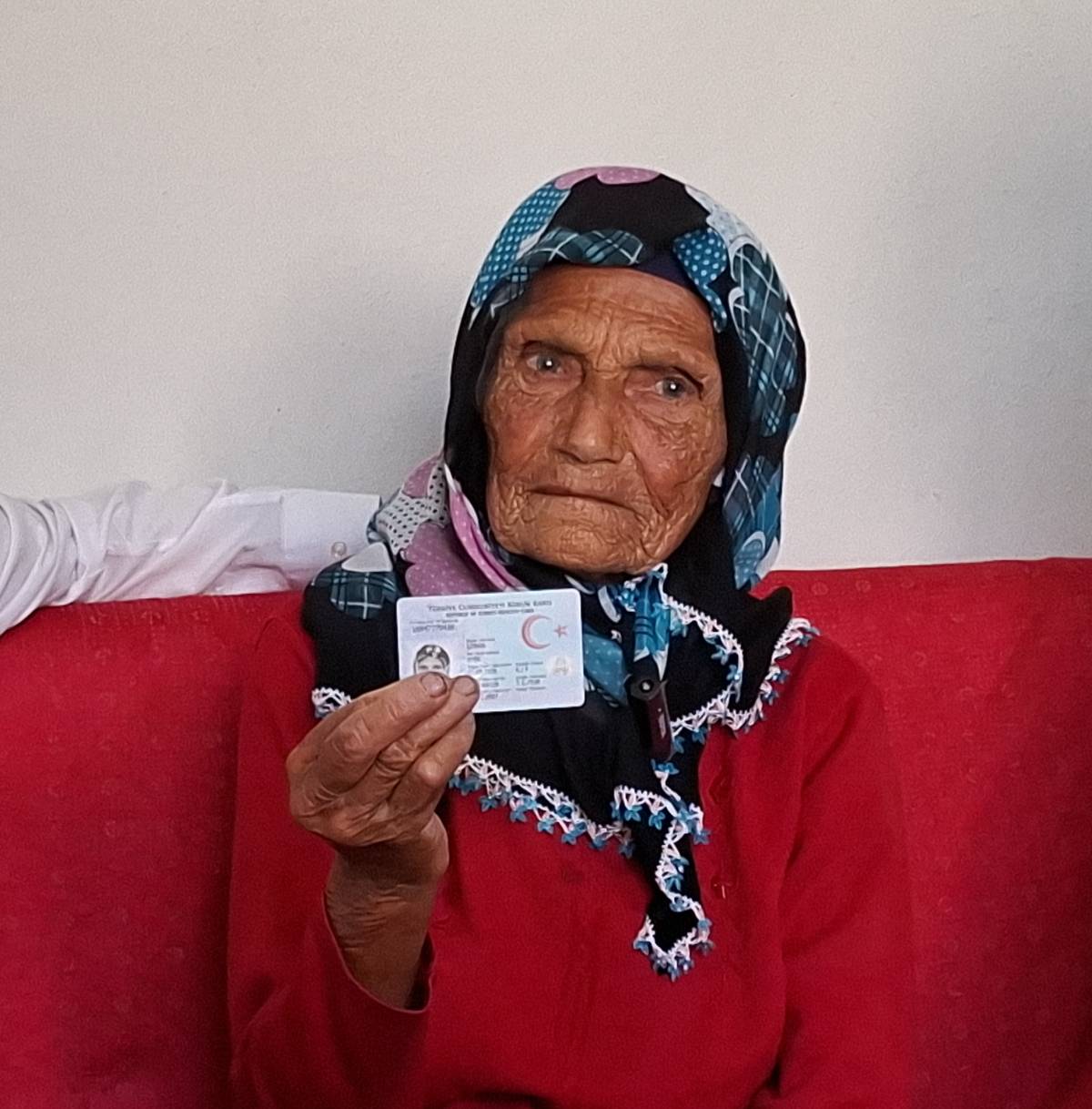 Samsun'da 101 yaşındaki Ayşe nine hayatında ilk kez doğum günü kutladı