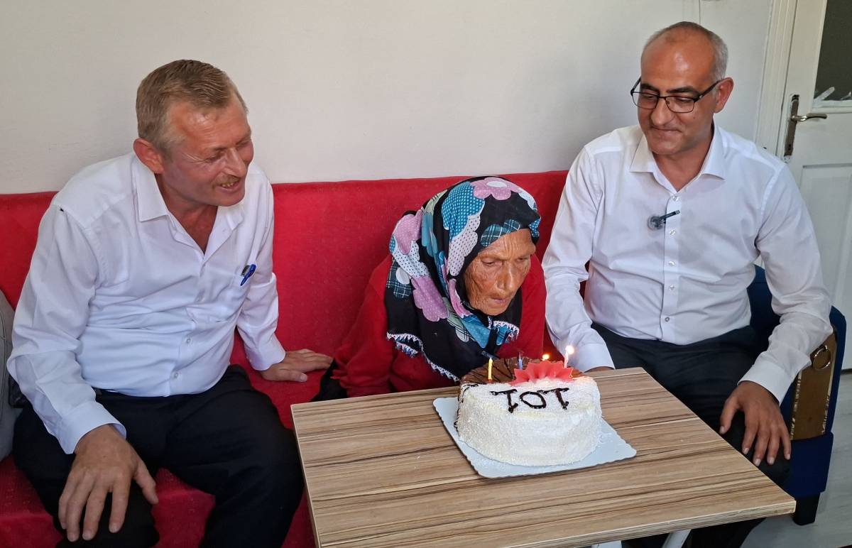 Samsun'da 101 yaşındaki Ayşe nine hayatında ilk kez doğum günü kutladı