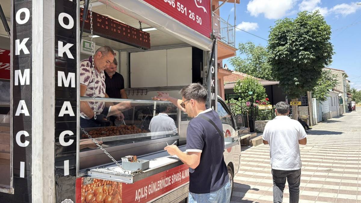 Boşanmasını kutlamak için lokma döktürdü!