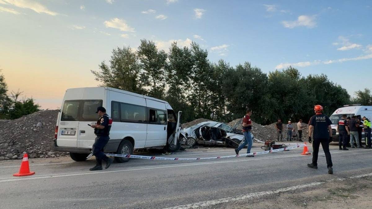Feci kaza! Otomobil ile minibüs çarpıştı! 1 ölü, 3 yaralı