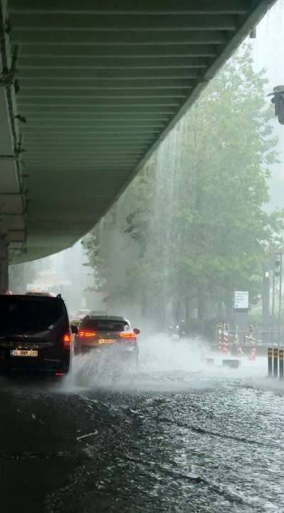 İstanbul hava durumu! Sağanak hayatı felç etti