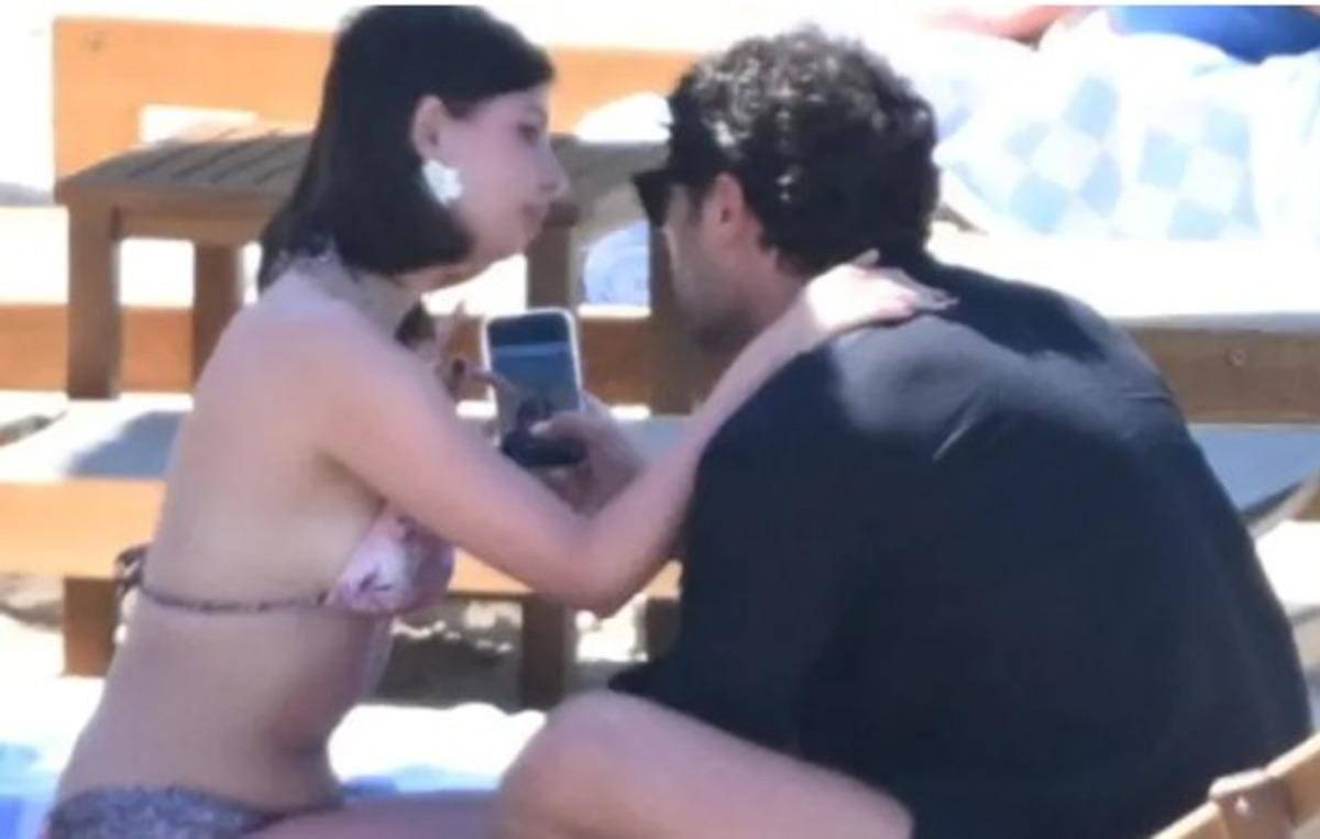 Zeynep Atılgan süper mini elbisesiyle gündemde! Bakan bir daha baktı!