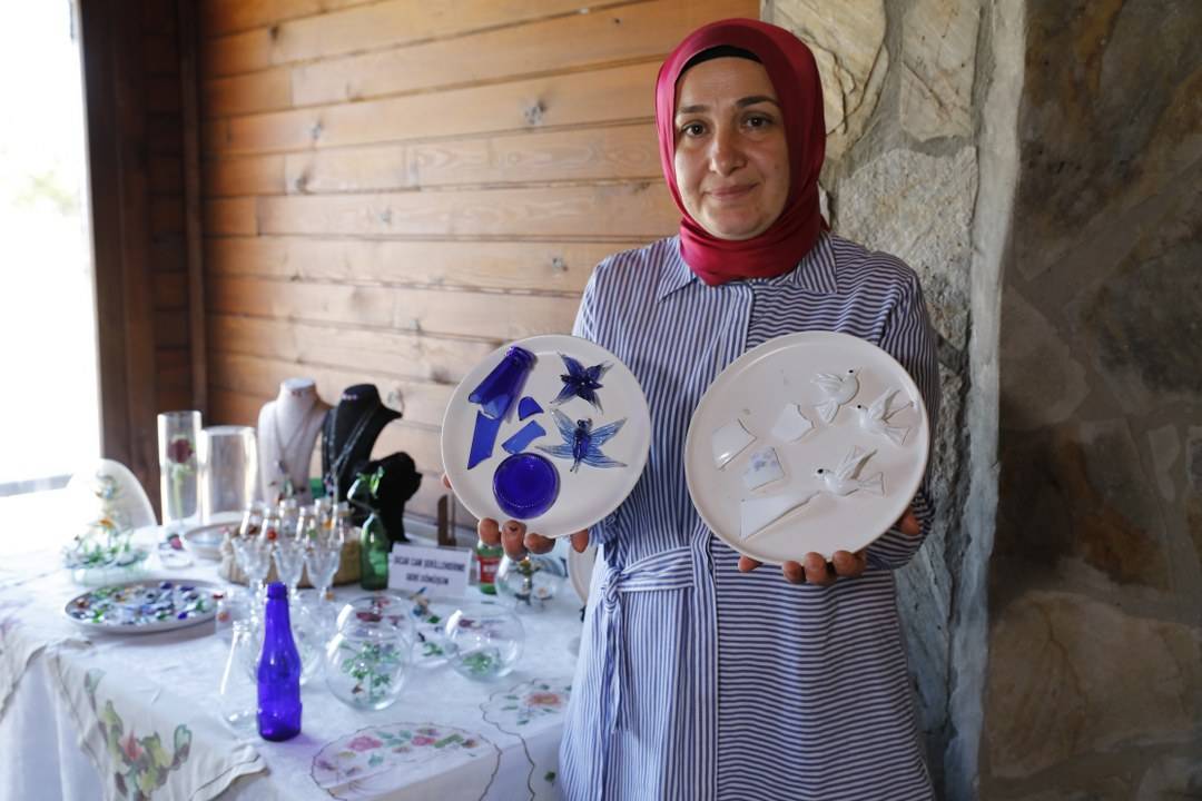 Samsun'da atık camlar hayvan figürleri ile takı ve objeye dönüşüyor