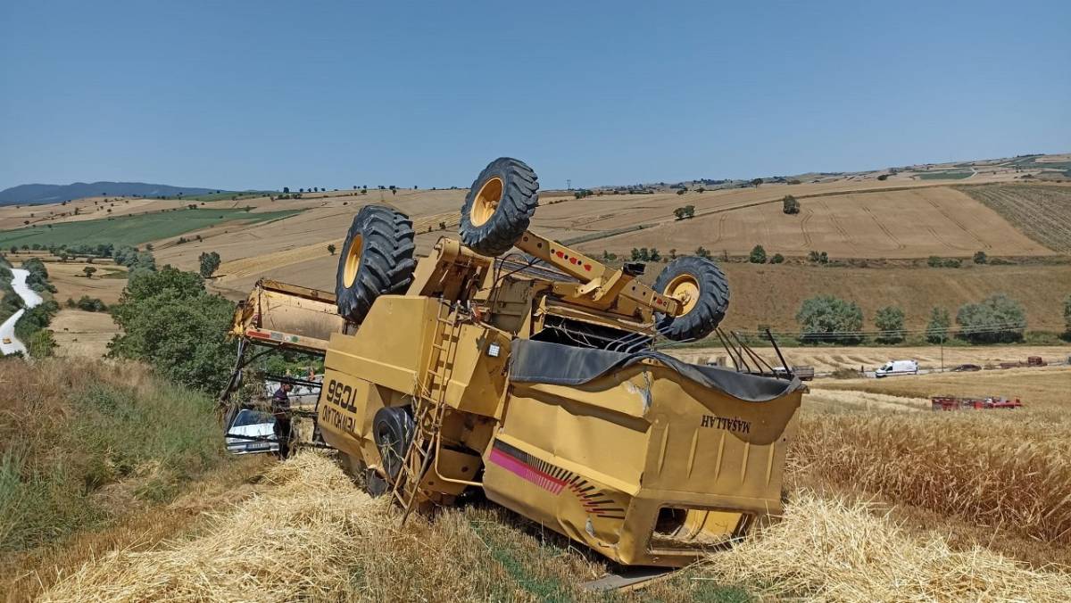 Samsun'da biçerdöver devrildi! Sürücü araca sıkıştı