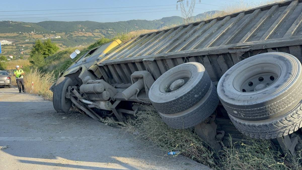 Samsun'da hurda yüklü kamyonun freni patladı! Faciadan kıl payı dönüldü