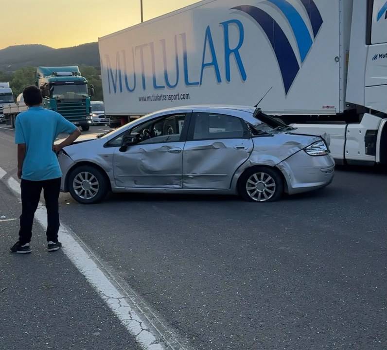 TEM Otoyolu'nda zincirleme kaza! Tır, otomobil ve otobüs birbirine girdi