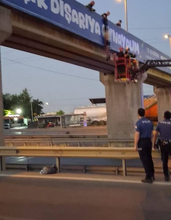Yarı çıplak adam üst geçitte asılı olarak ölü bulundu