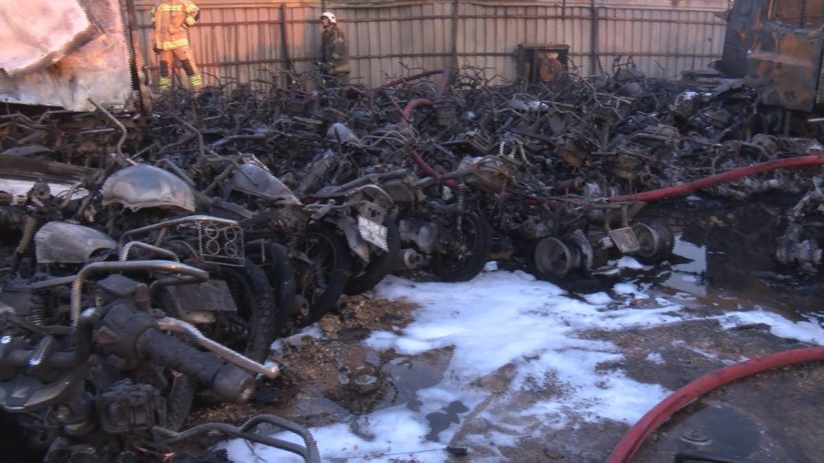 Yediemin otoparkında yangın! 50 motosiklet ve 12 araç yandı